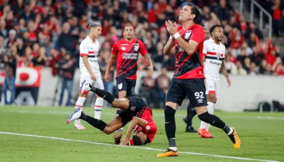 Athletico tem goleiro expulso e perde duelo direto para o São Paulo
