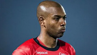 Fernandinho foi obrigado a dizer adeus ao Athletico