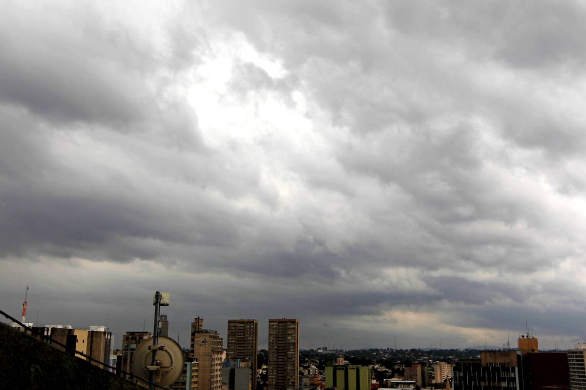 Imagem mostra o céu fechado em Curitiba.