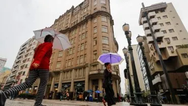 Chuva em Curitiba? Frente fria se desloca e temporais dão trégua no Paraná