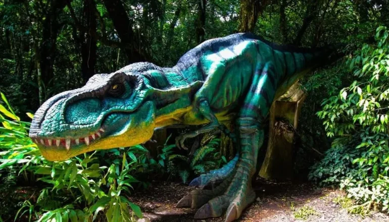 Dinossauros invadem restaurante de Santa Felicidade nesta sexta