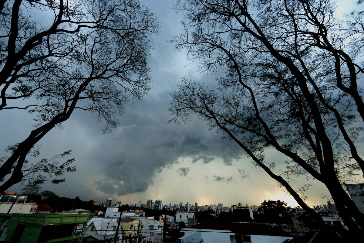 Imagem mostra Curitiba com céu fechado e risco de temporal.