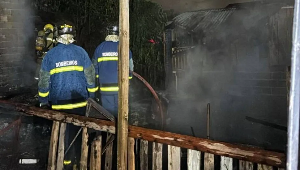 Imagem mostra casas destruídas por um incêndio em Curitiba.