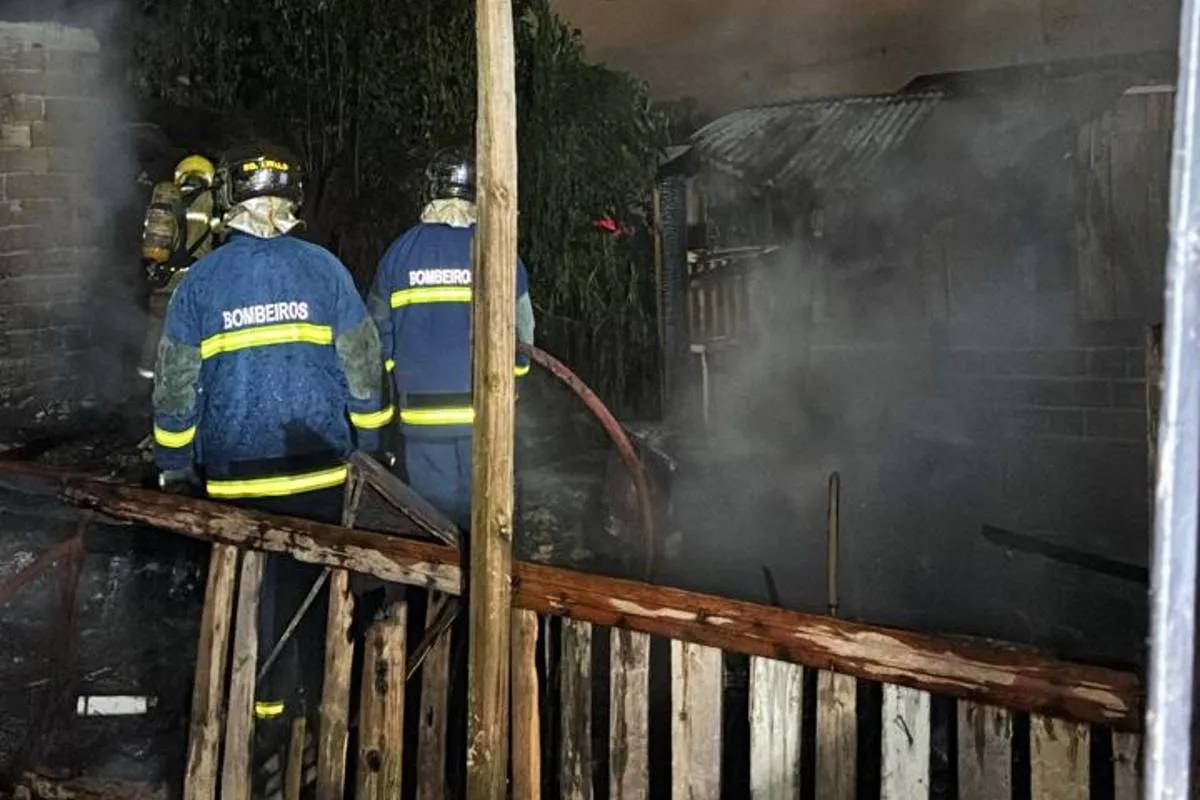 Imagem mostra casas destruídas por um incêndio em Curitiba.