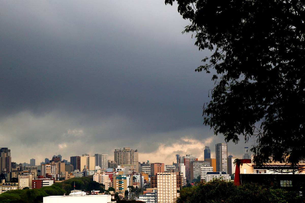 Imagem mostra Curitiba com tempo fechado e risco de temporal.