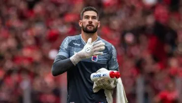 Argel sai em defesa de goleiro que “esqueceu” rebote na derrota do Paraná