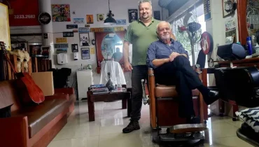 Barba, cabelo e gole! Pai e filho comandam comércio faz-tudo em Curitiba