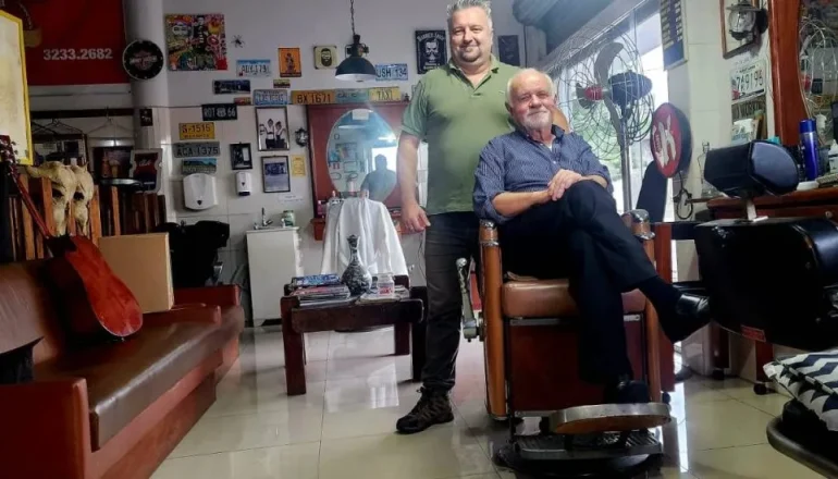 Barba, cabelo e gole! Pai e filho comandam comércio faz-tudo em Curitiba