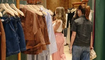 Lojas de shopping em Curitiba estão com descontos de até 70% nesta semana