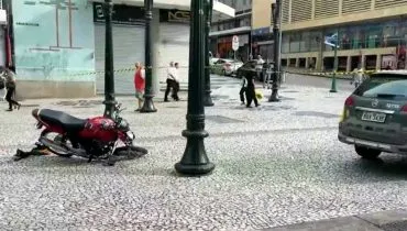 Em fuga alucinada, motociclista invade Rua XV de Novembro, tradicional de Curitiba