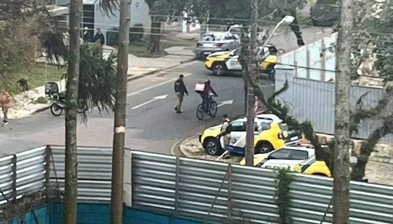 Na imagem, ruas fechadas por carros da PMPR.