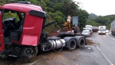 Imagem mostra caminhões com cargas "gigantes" que se envolveram no acidente