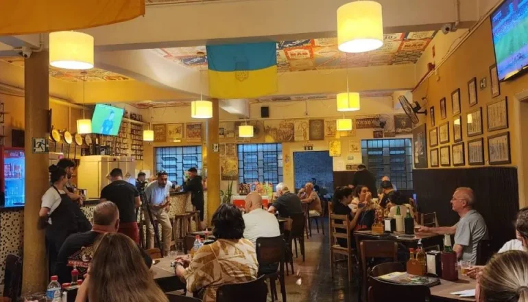 Melhor bar de Curitiba tem entrada secreta e preço justo