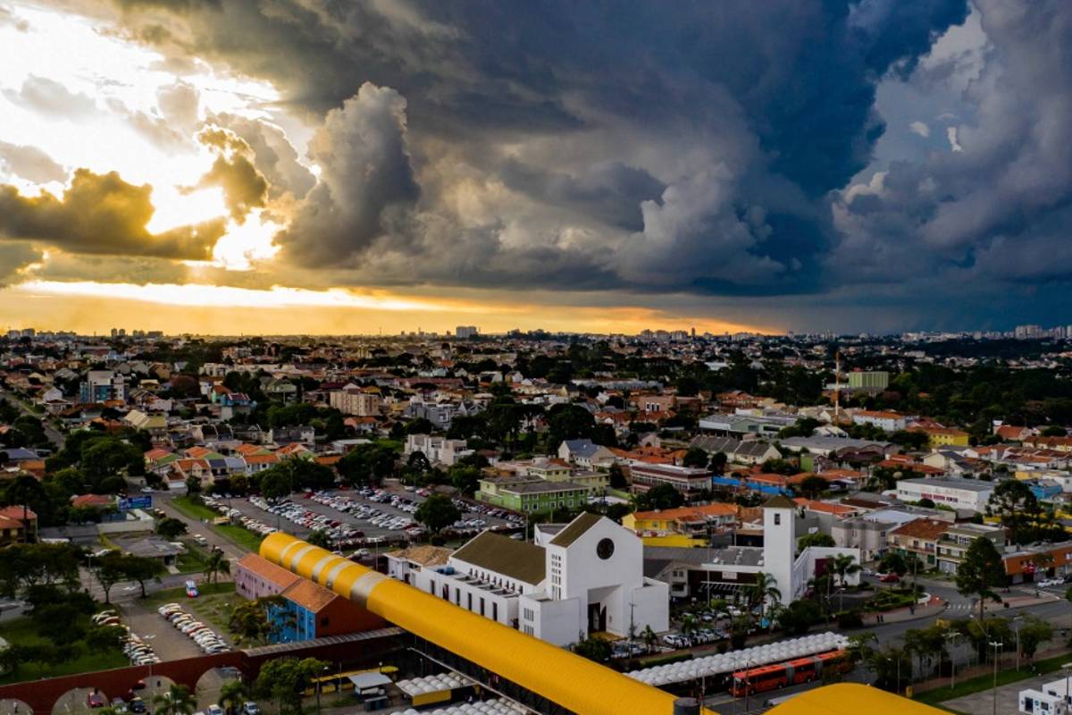 Alerta laranja de temporal domina quase metade do Brasil. Paraná deve ter atenção redobrada.