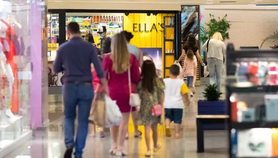 Liquidação de inverno em shopping de Curitiba tem descontos de até 70%