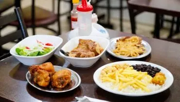 Sem propaganda e lotado! Almoço 'secreto' no Xaxim é tradição há 49 anos