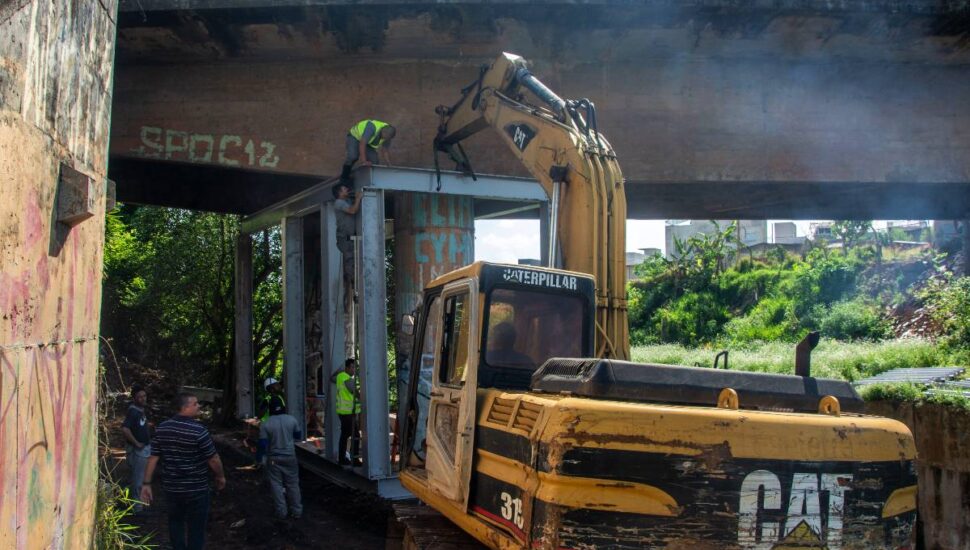 Imagem mostra uma máquina trabalhando no viaduto do Alto Boqueirão.