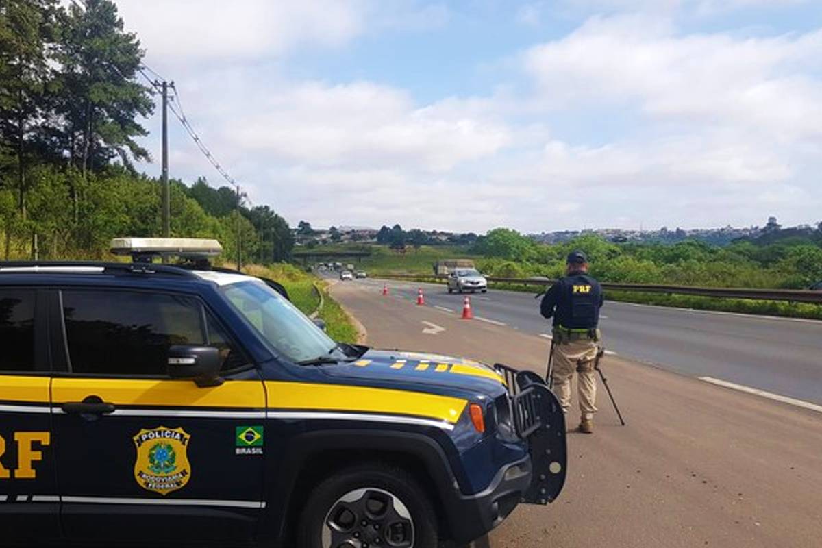Imagem mostra uma viatura da PRF em patrulhamento no Paraná.