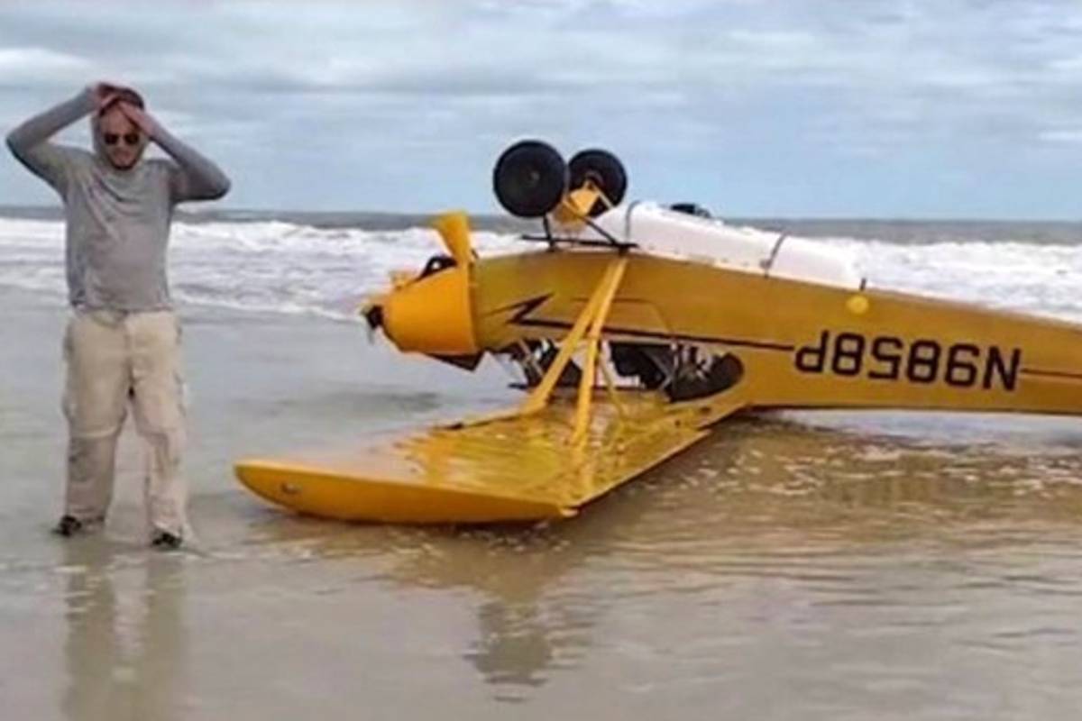 Imagem mostra o avião que caiu em uma praia dos Estados unidos.