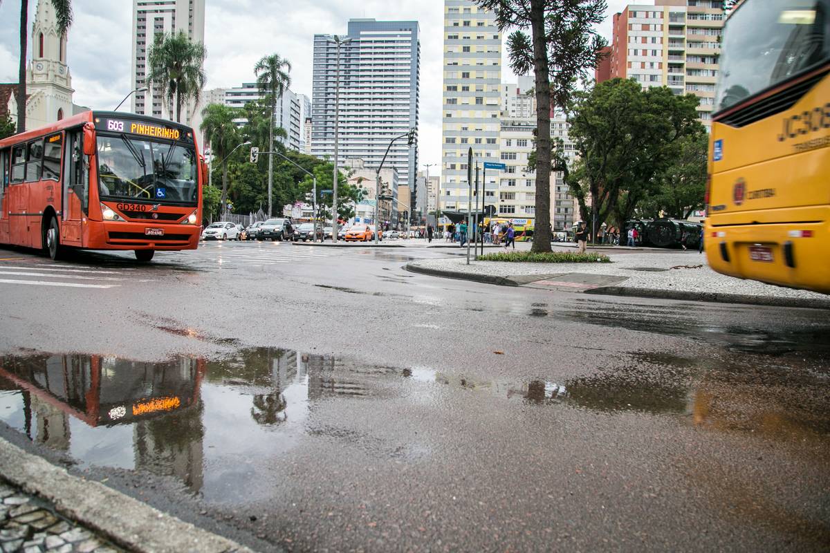 Imagem mostra o dia após o temporal em Curitiba