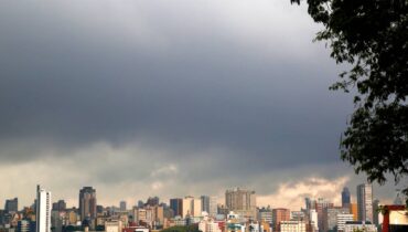 Imagem mostra o céu fechado em Curitiba por causa de um alerta de temporal.