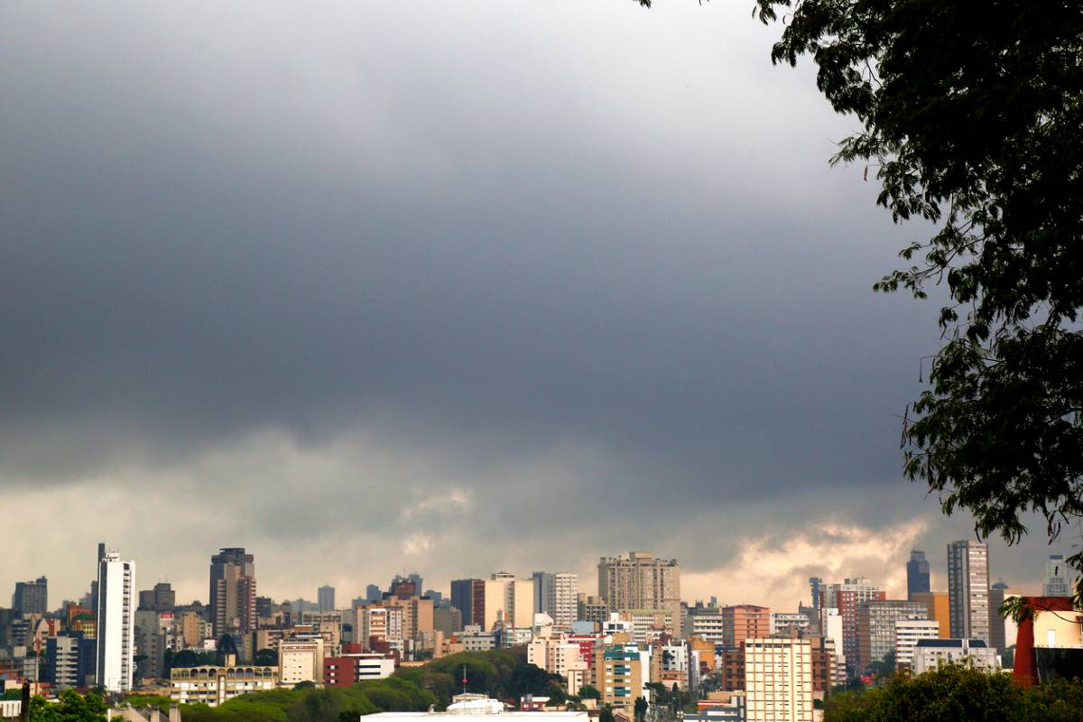 Imagem mostra o céu fechado em Curitiba por causa de um alerta de temporal.