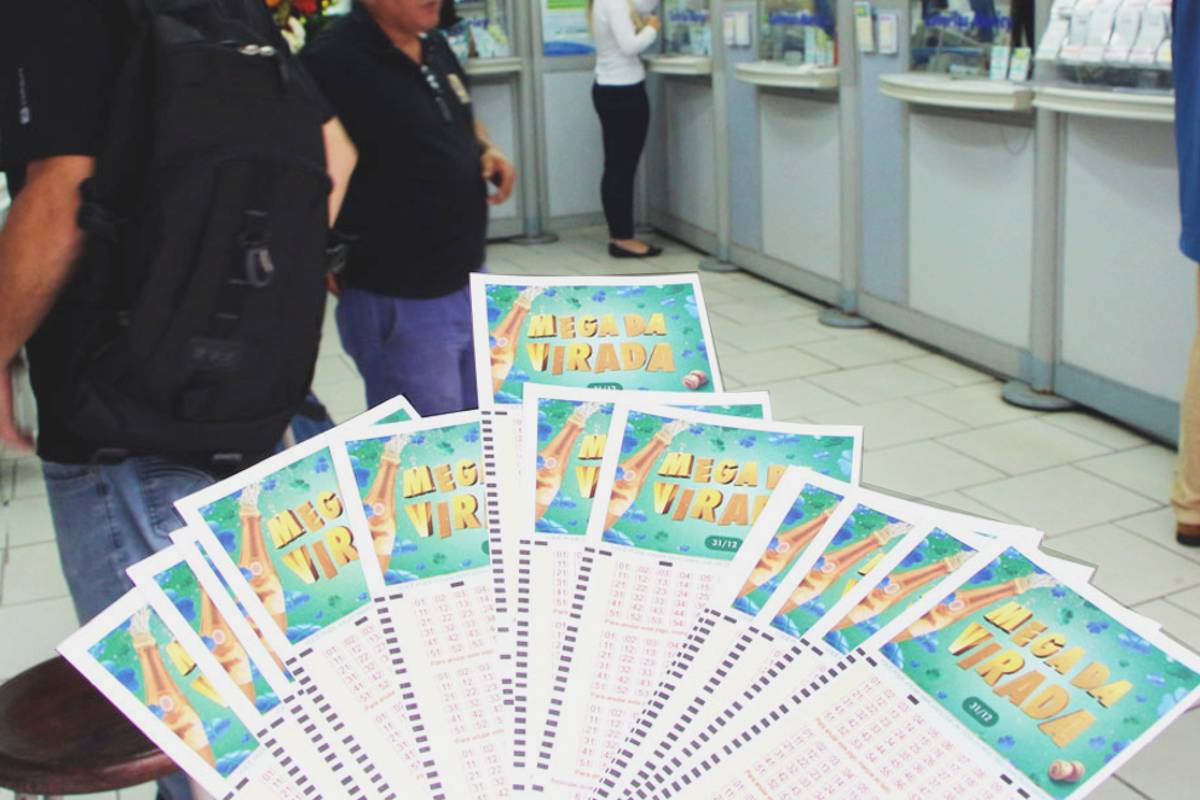 Imagem mostra uma lotérica de Curitiba com apostas para a Mega da Virada.