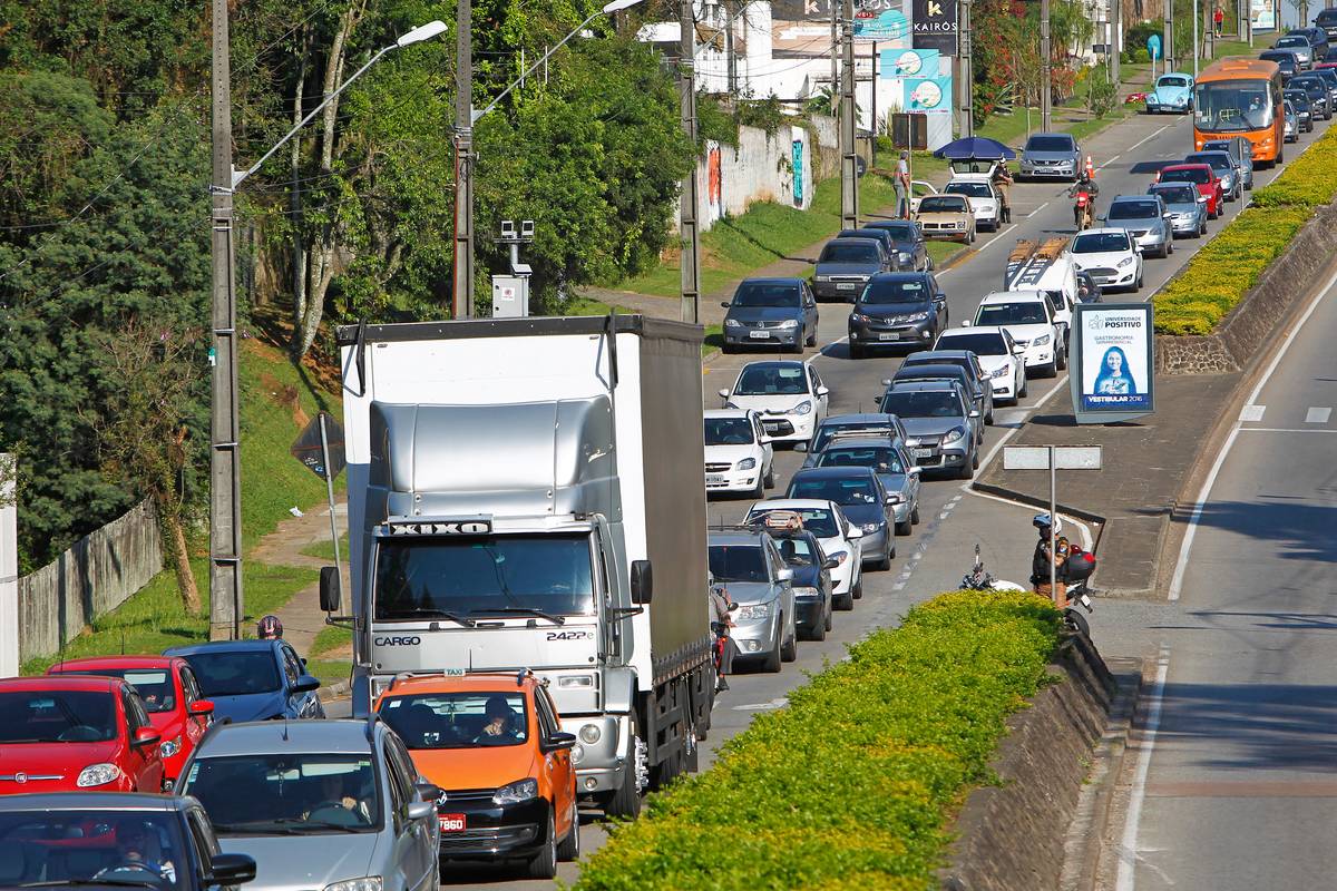 Imagem mostra o trânsito em Curitiba de veículos que têm que pagar o IPVA 2023 no Paraná