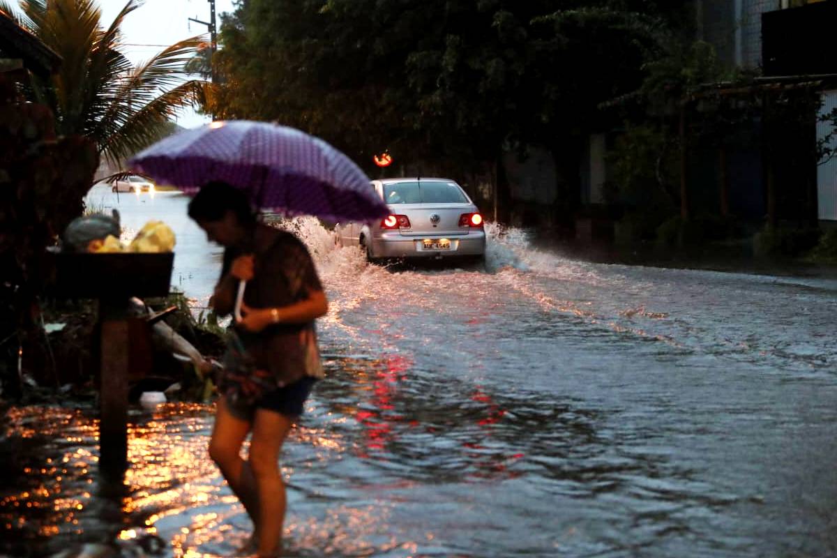 Imagem mostra Praia de Leste, no litoral do Paraná debaixo d´água