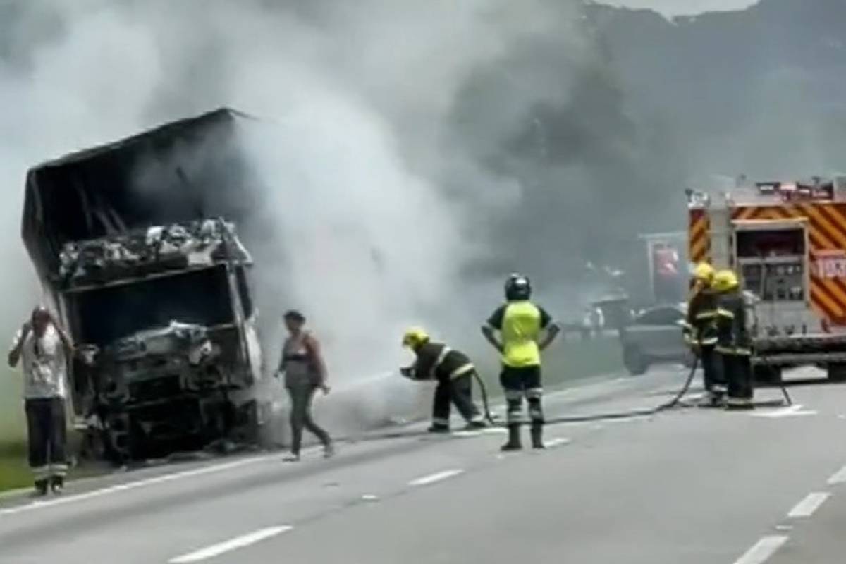 Imagem mostra um caminhão pegando fogo na BR-376, sentido Santa Catarina.