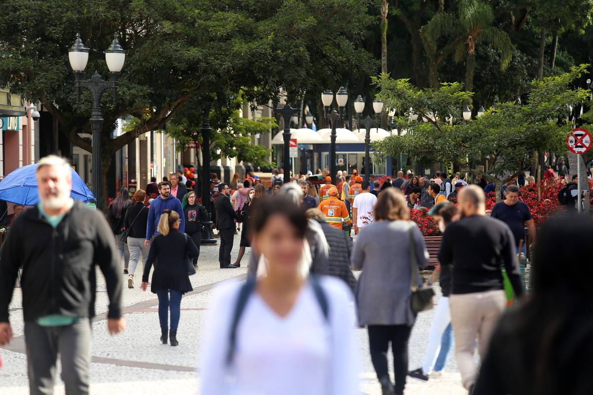 Imagem mostra o centro de Curitiba nesta manhã de verão com temperaturas amenas.