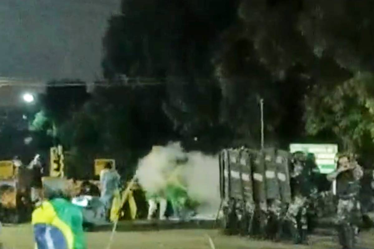 Imagem mostra a confusão entre manifestantes golpistas e policiais em Araucária, na região de Curitiba
