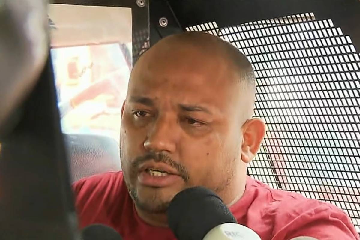 Nilson Pedro dos Santos está dentro de um carro da polícia dando entrevista para a imprensa de Curitiba