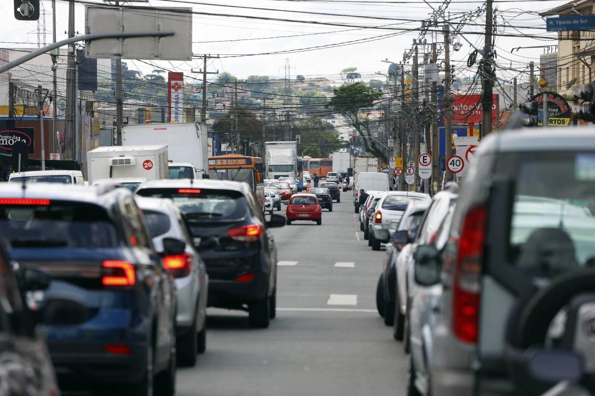carros em uma das ruas mais movimentadas de Curitiba