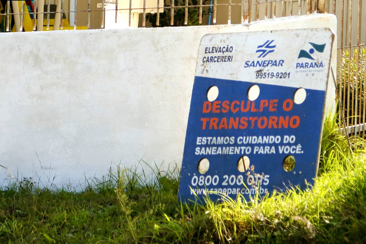 Placa da Sanepar perde desculpas pelo transtorno gerado por causa de obras em Curitiba