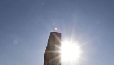 Cidade de Curitiba - Prédios nop centro da cidade de Curitiba - Largo da Ordem - Centro Histórico - sol - calor - clima - céu azul - painel do Poty Lazzarotto no largo da ordem -