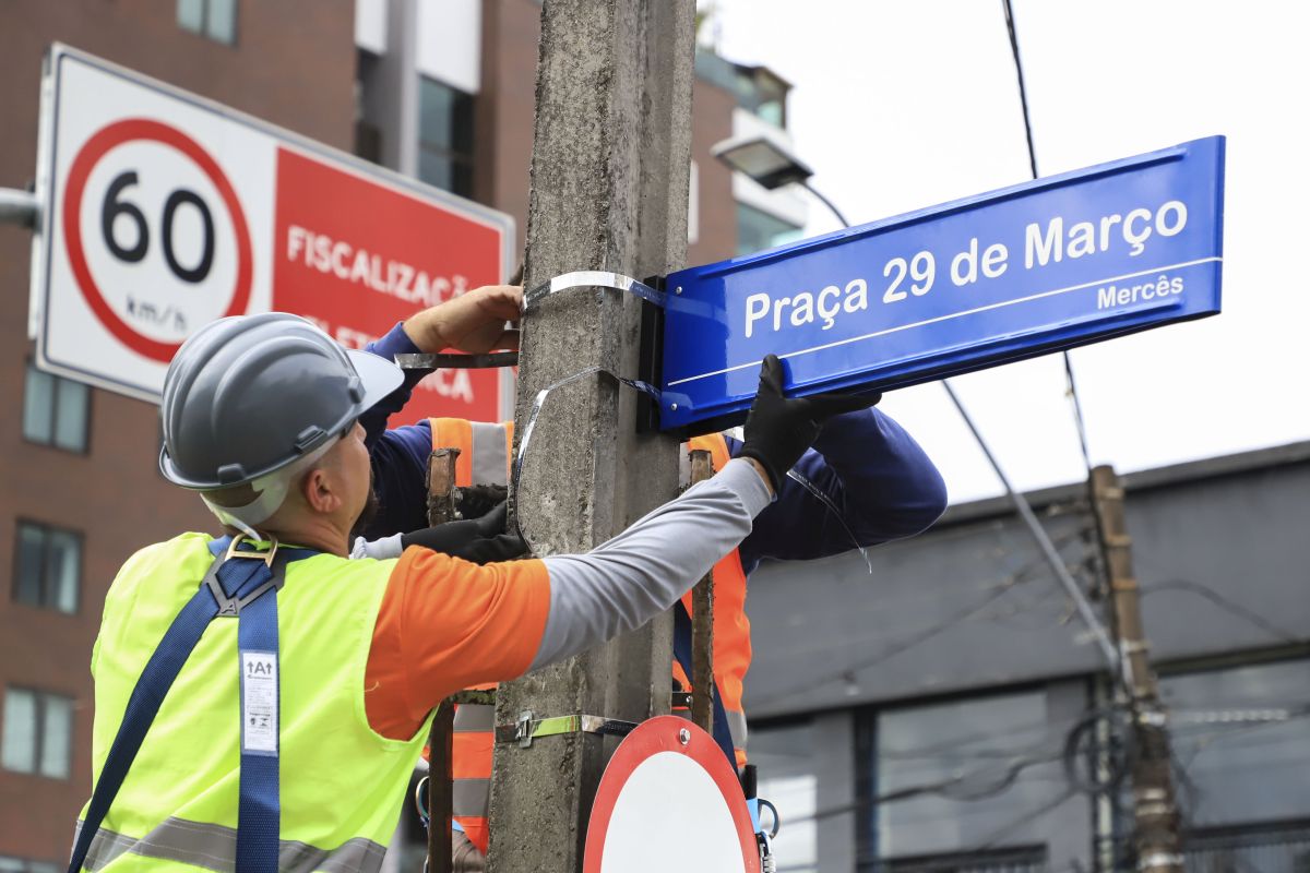 Nova placa de Rua na Praça 29 de Março em Curitiba