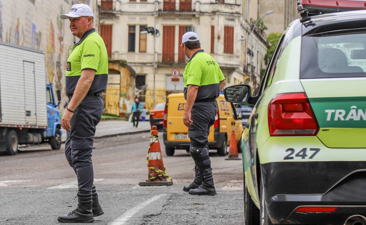 Imagem mostra uma viatura da Setran com agentes orientando o trânsito.