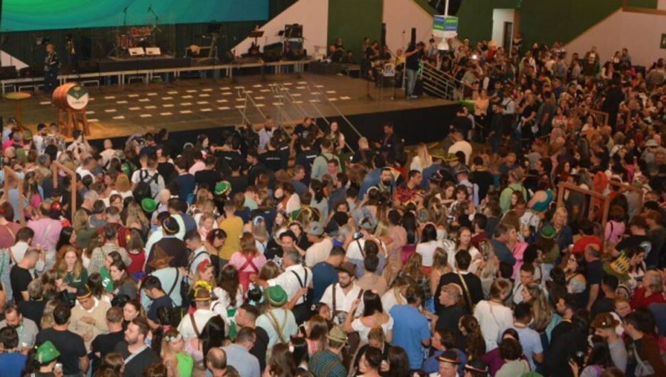 imagem mostra a Oktoberfest de Blumenau