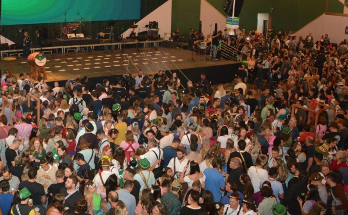 imagem mostra a Oktoberfest de Blumenau