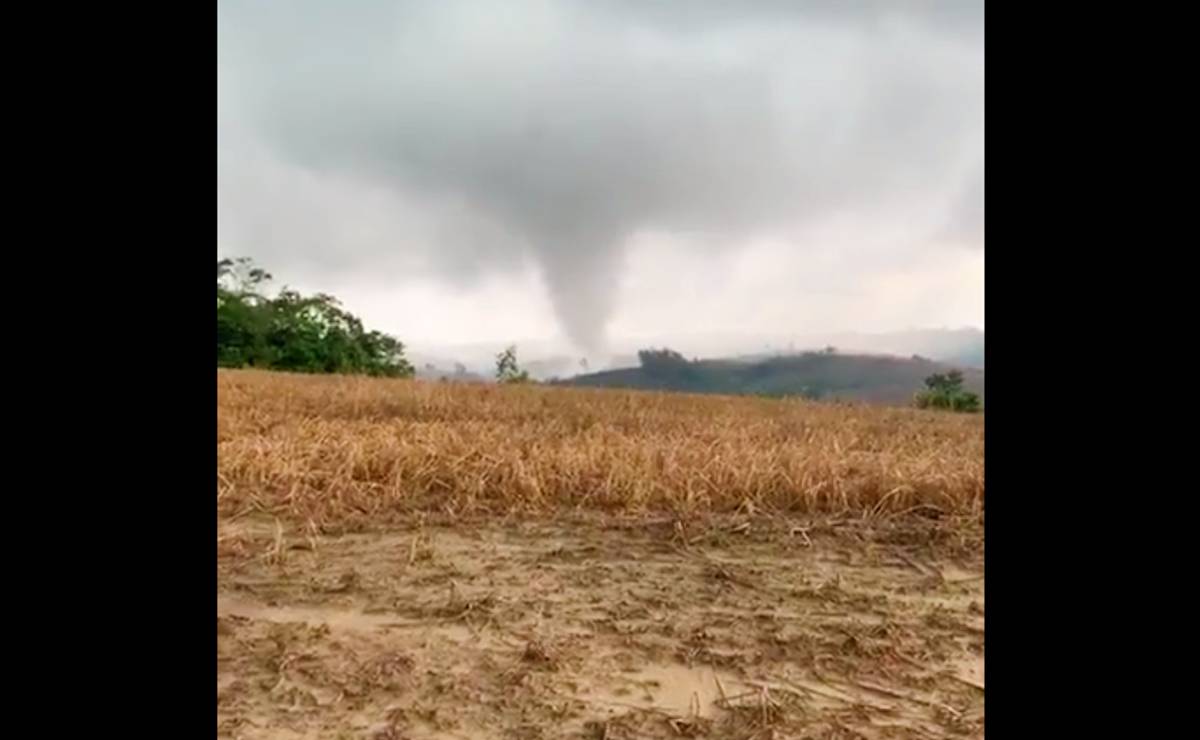 Imagem mostra um tornado que varreu uma pequena cidade do Paraná.