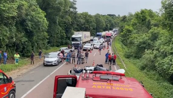 Acidente entre caminhões interdita faixa da BR-277, em Morretes - Massa News