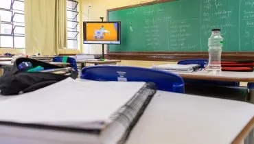 Aulas em escolas do Paraná continuam durante a greve com apoio tecnológico; diz Seed