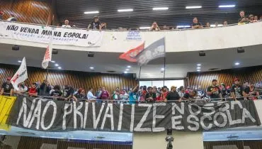 Deputados recorrem ao STF para suspender projeto que terceiriza escolas no Paraná
