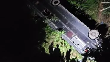 Ônibus cai em ribanceira na Grande Curitiba; acidente deixa um morto e quatro feridos