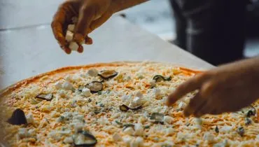 Cursos gratuitos em Curitiba ensinam a fazer pizza e docinhos; saiba como participar
