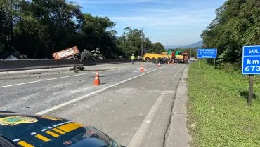 BR-376, no litoral do Paraná, é interditada após grave acidente entre carro e caminhões