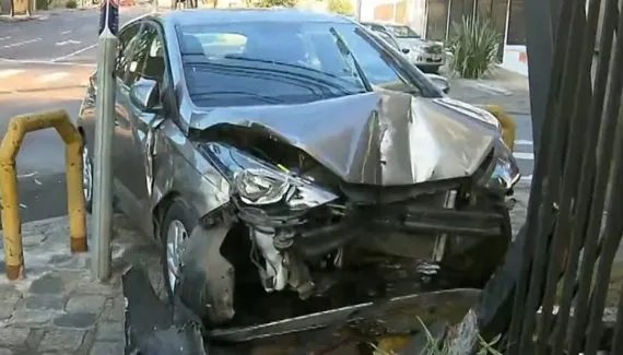 Carro acerta grade de prédio em acidente em rua movimentada de bairro de Curitiba
