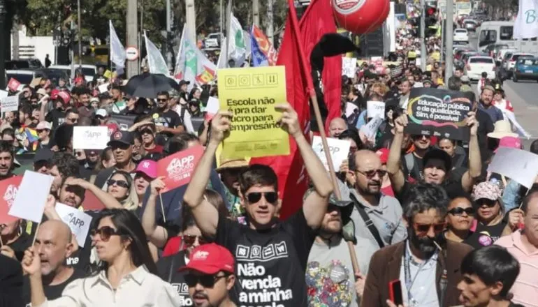 Diretores de escolas do Paraná são afastados após apoio à greve de professores