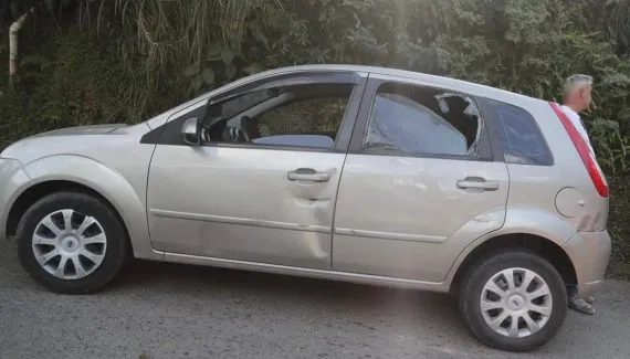 Adolescente em bicicleta quebra vidro de carro após grave acidente em Curitiba